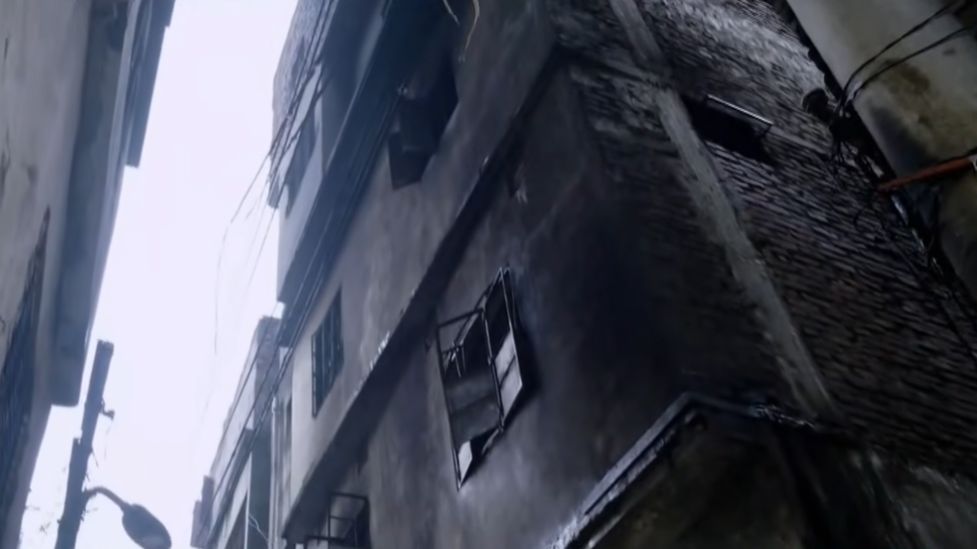 বংশালে বহুতল ভবনে আগুন