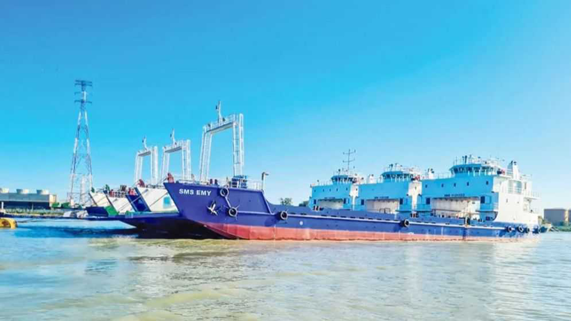 চট্টগ্রামে তৈরি ৩টি ল্যান্ডিং ক্রাফট যাচ্ছে আরব আমিরাতে