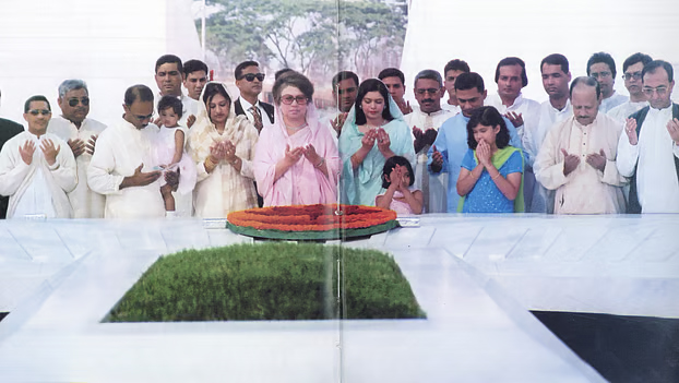 ২০০৪ সালে ঈদের দিনে পরিবারের সদস্যদের নিয়ে শহীদ প্রেসিডেন্ট জিয়াউর রহমানের সমাধিতে খালেদা জিয়া।