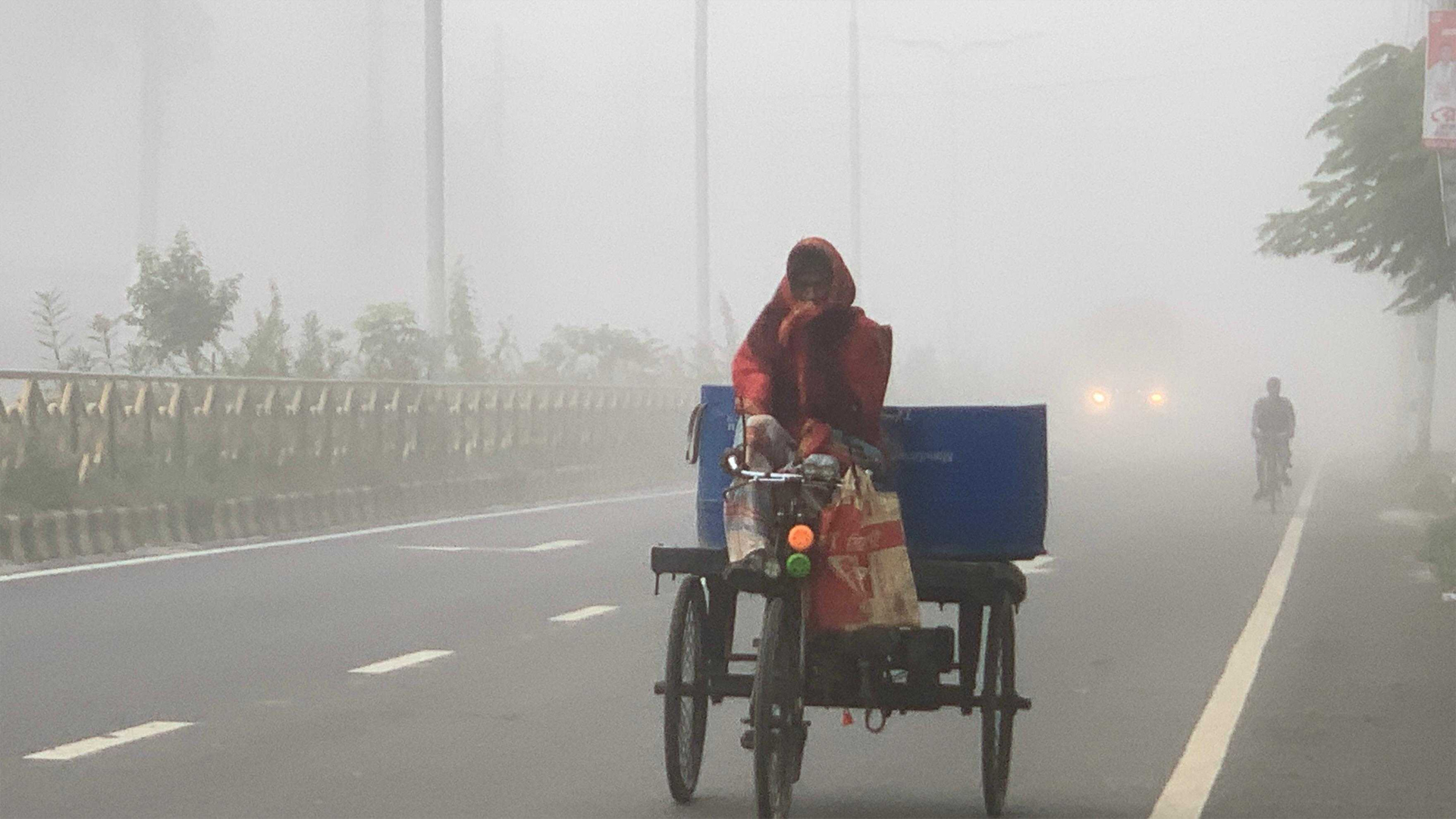 কুয়াশার চাদরে মোড়ানো রাজশাহী, শীতের প্রথম আভাস