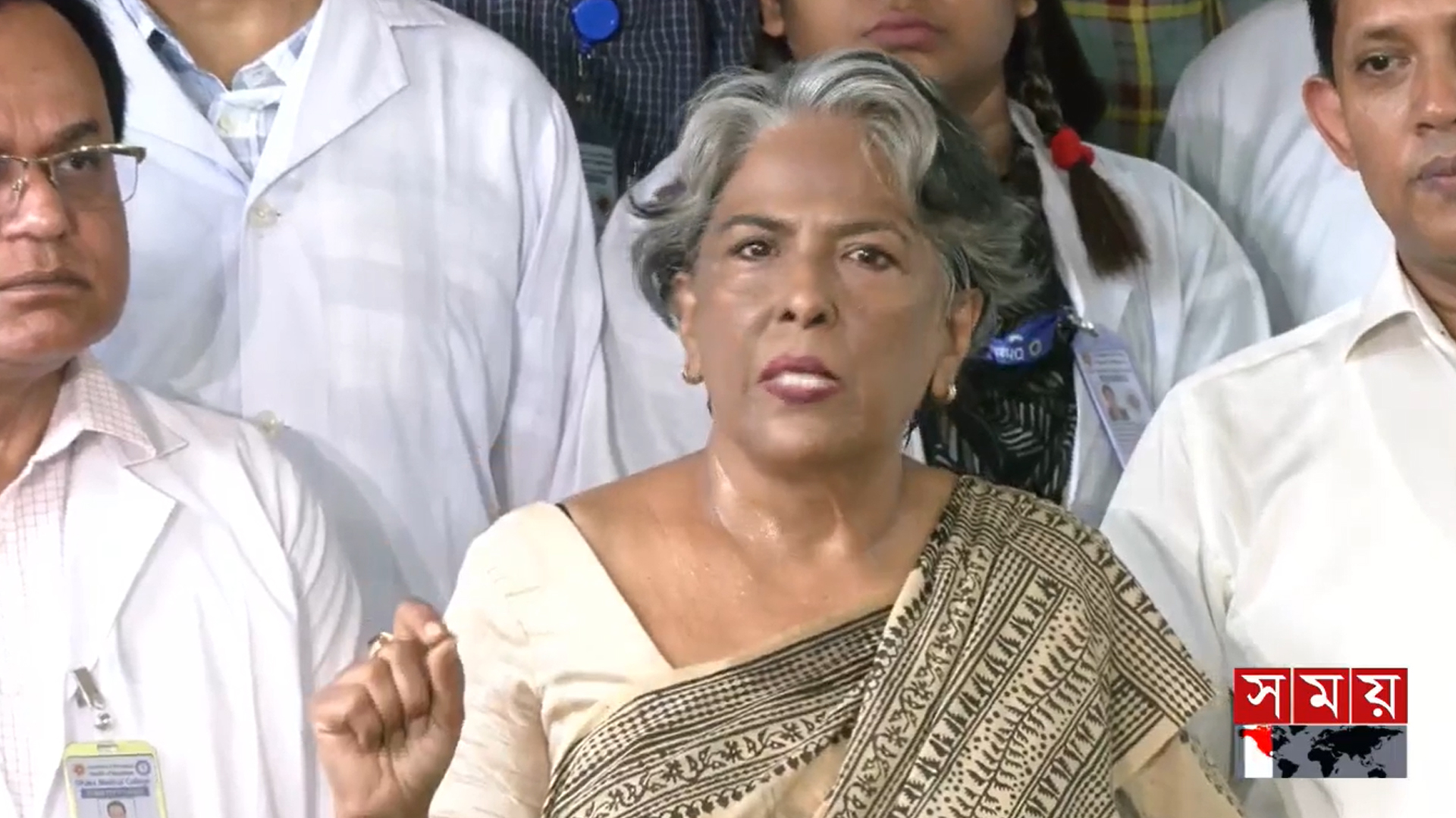 Qaynonamni yalangoch holda tasvirga oldim.