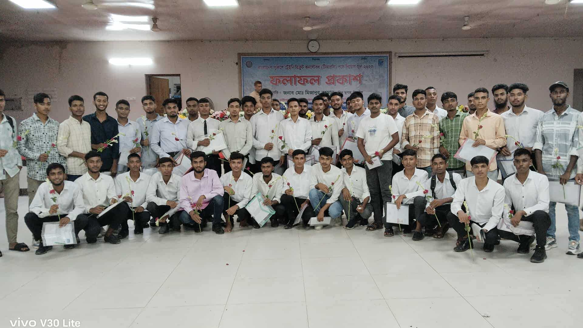 মাত্র ১২০ টাকায় পুলিশের চাকরি পেলো ৫০ জন