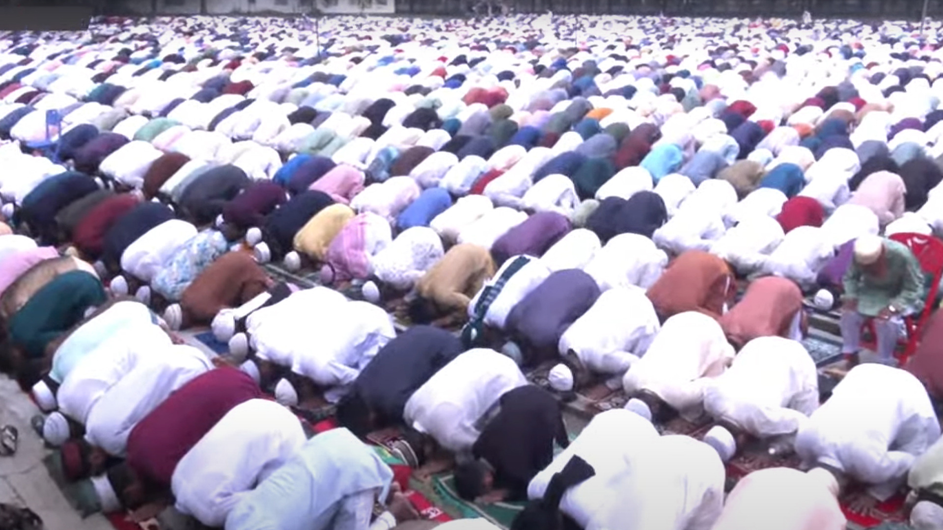 ত্যাগের মহিমায় সারা দেশে পালিত হচ্ছে মুসলিমদের দ্বিতীয় সবচেয়ে বড় ধর্মীয় উৎসব পবিত্র ঈদুল আজহা।