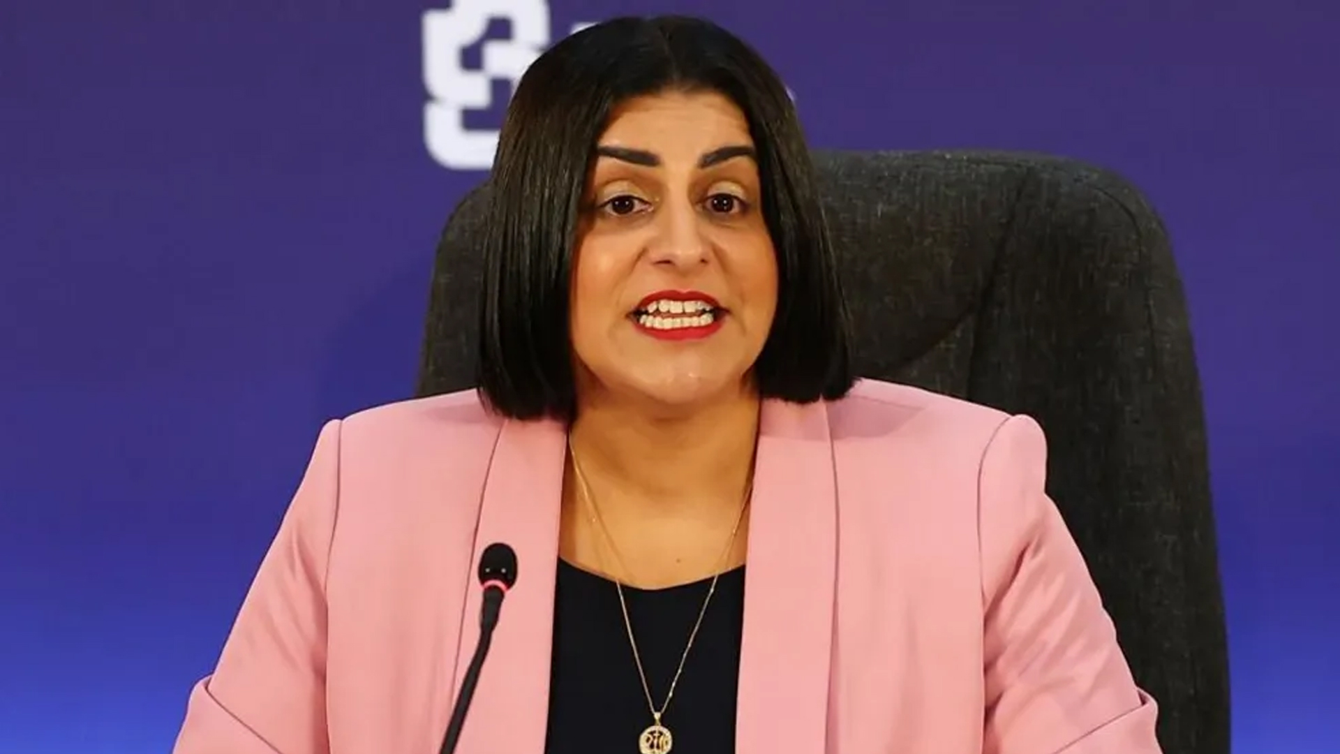 যুক্তরাজ্যে স্থায়ী নাগরিকত্ব পেতে অপেক্ষা করতে হবে ২০ বছর!