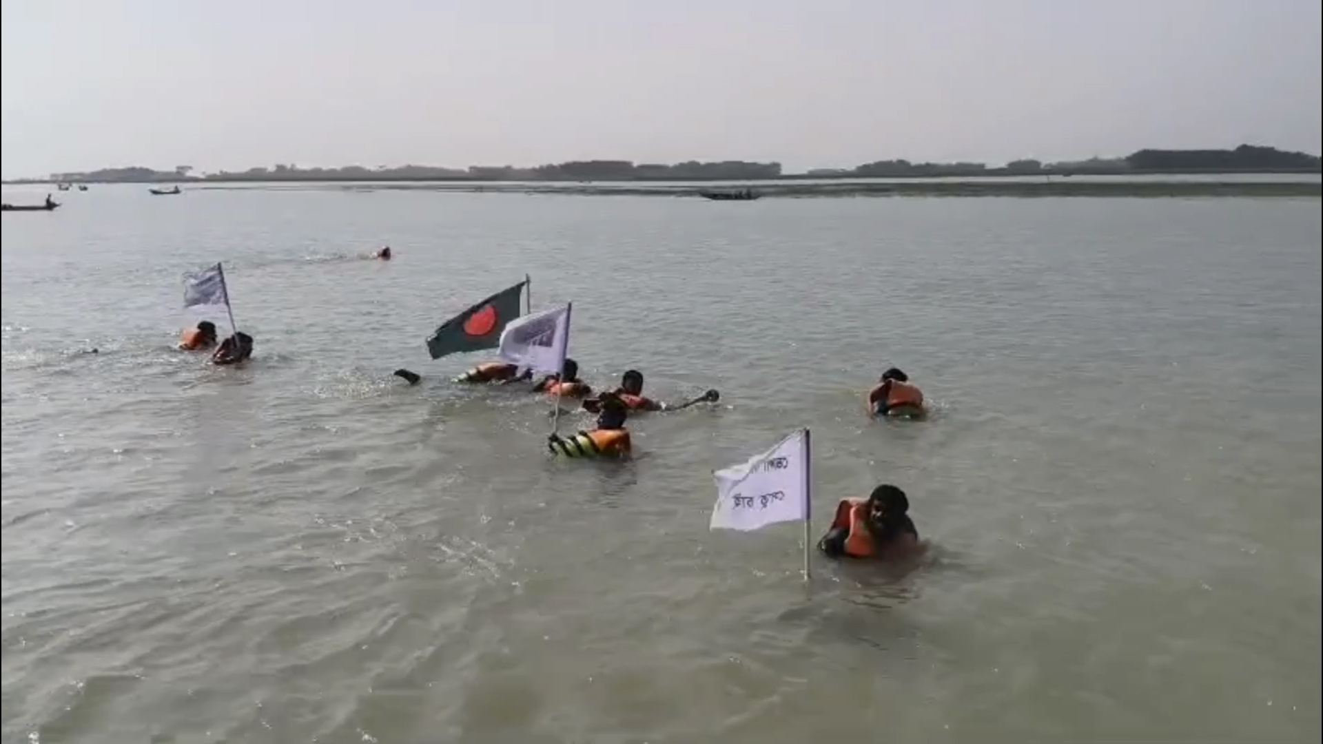 ভোলা-বরিশাল সেতুর দাবিতে লংর্মাচ সাঁতরে পার হলো তেঁতুলিয়া নদী