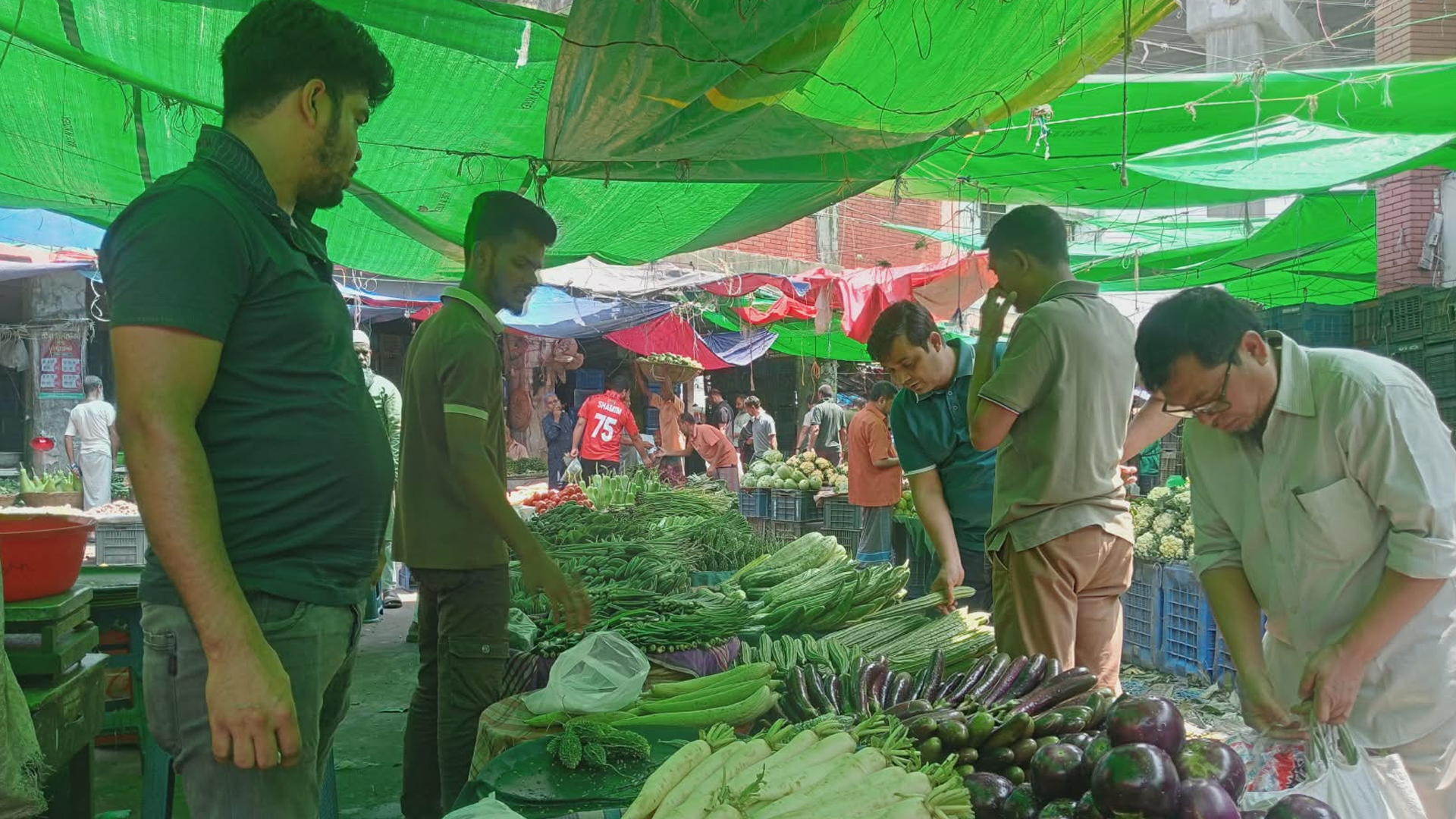 সবজির বাজার চড়া, বেড়েছে ডিমের দামও