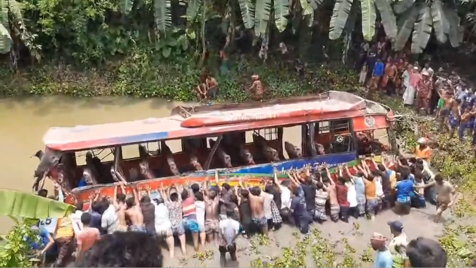 কুষ্টিয়ায় বাস-ট্রাক সংঘর্ষে নিহত ৩