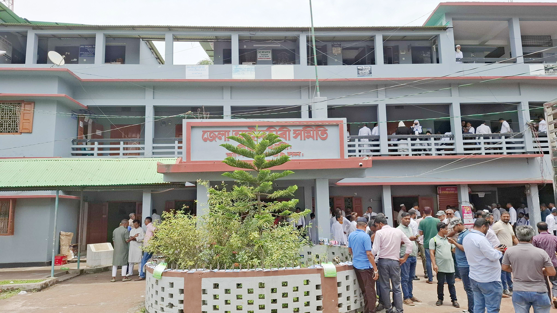 পটুয়াখালী আইনজীবী সমিতির নির্বাচনে ভোটগ্রহণ চলছে