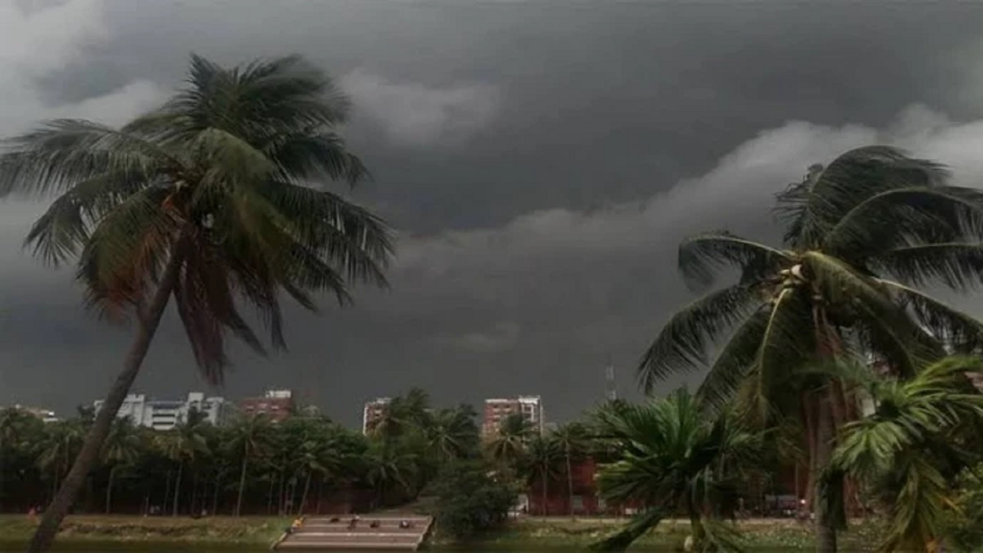 রাতে অতিভারি বর্ষণের সঙ্গে ৮০ কিমি বেগে ঝড়ের শঙ্কা
