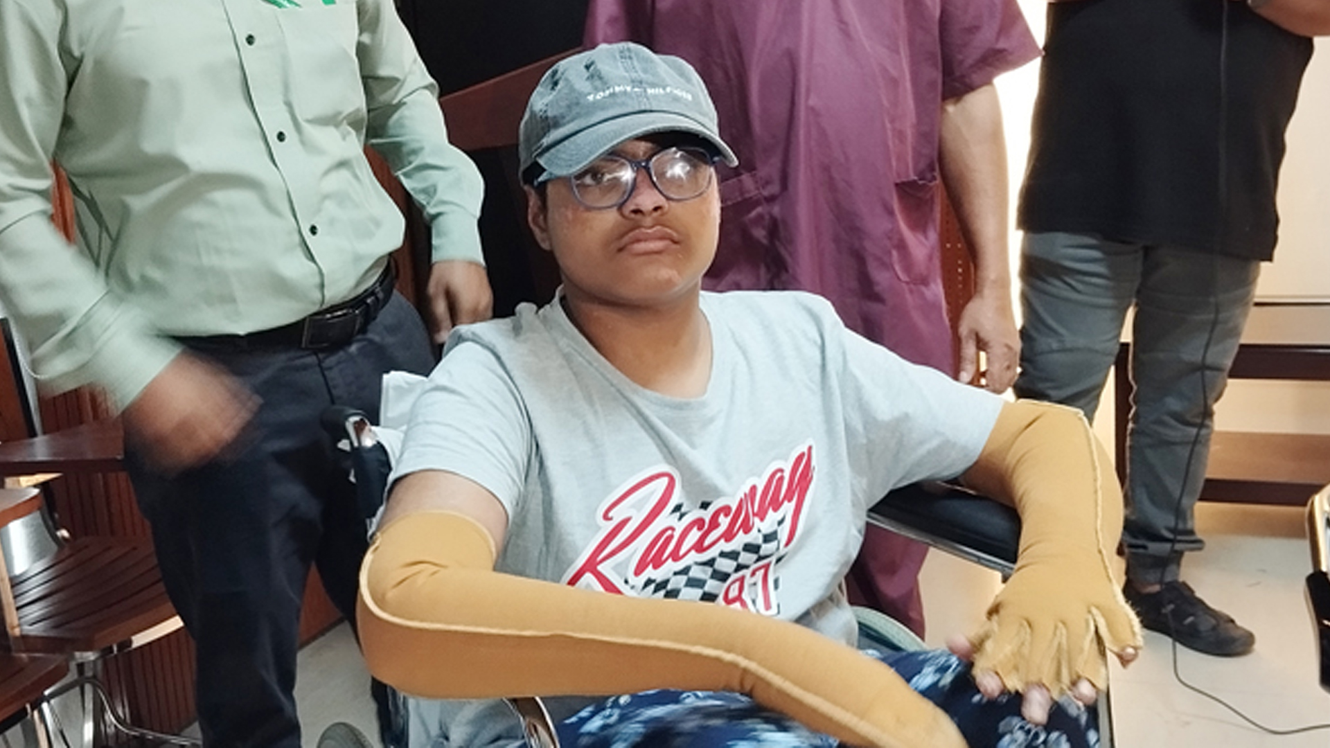 ৯৯ দিন পর হাসপাতাল ছাড়ল দগ্ধ শিক্ষার্থী নাভিদ