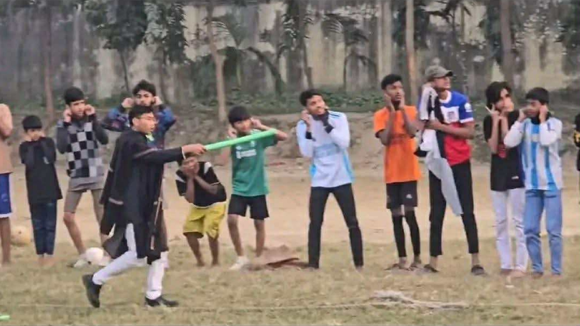 ঢাবিতে কিশোরদের কান ধরিয়ে ওঠবস করালেন সর্বমিত্র, ডাকসুর সাহিত্য সম্পাদকের নিন্দা