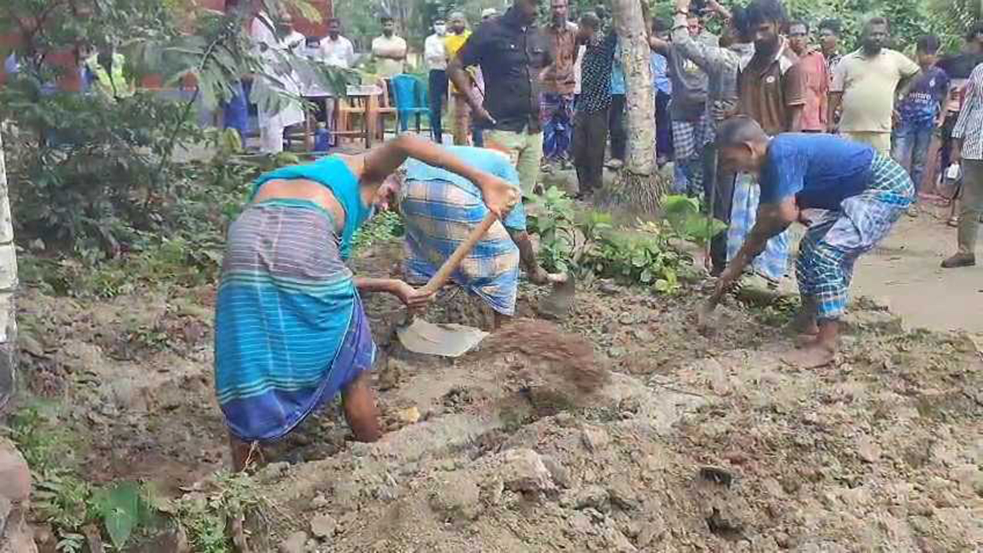 দাফনের ১৪ মাস পর কবর খুঁড়ে কৃষকদল নেতার মরদেহ উত্তোলন