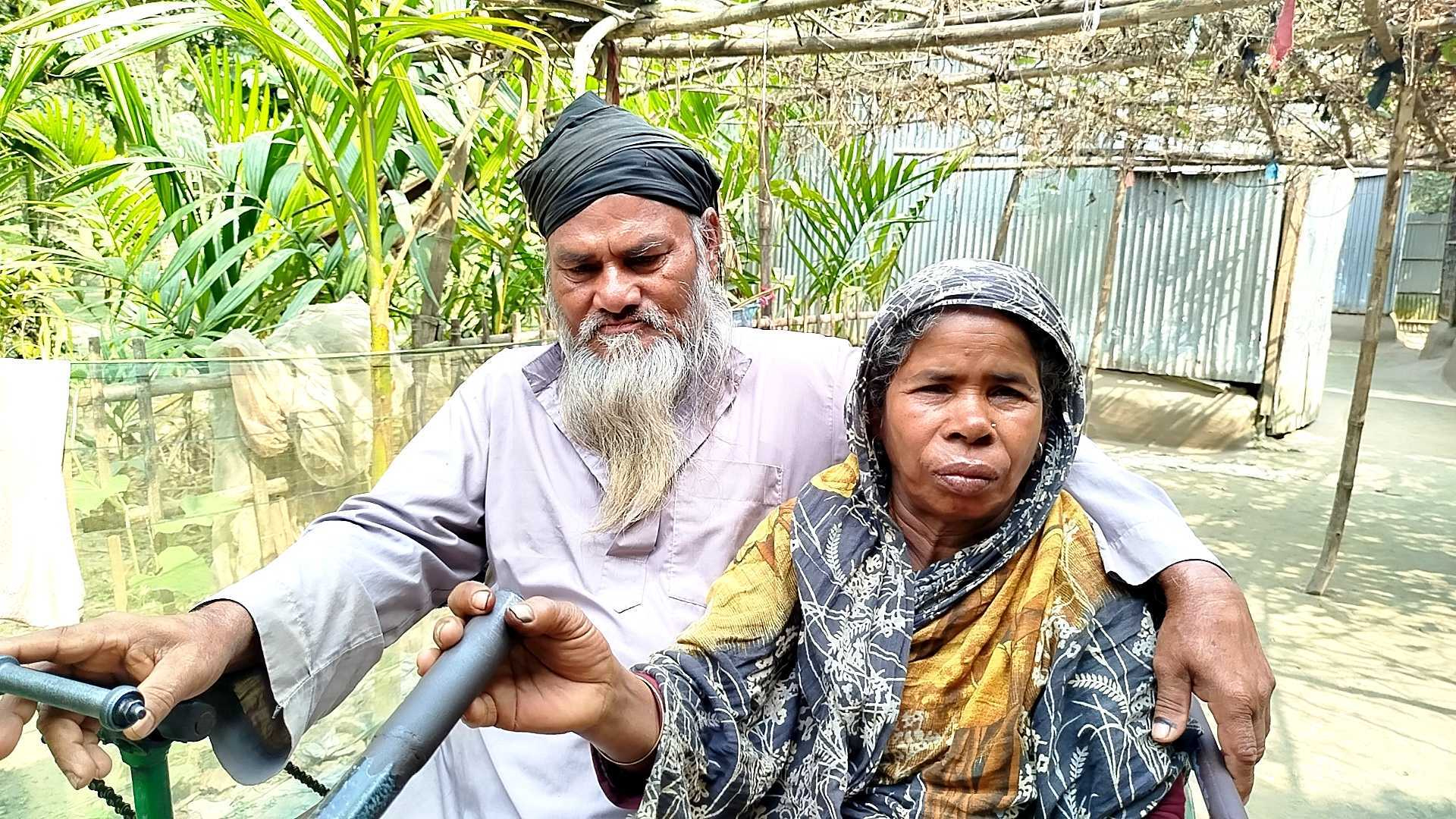 অভাব-অনটনে দৃষ্টিহীন স্বামীর পাশে ৩২ বছর জয়নব, ভালোবাসা বাড়ছেই