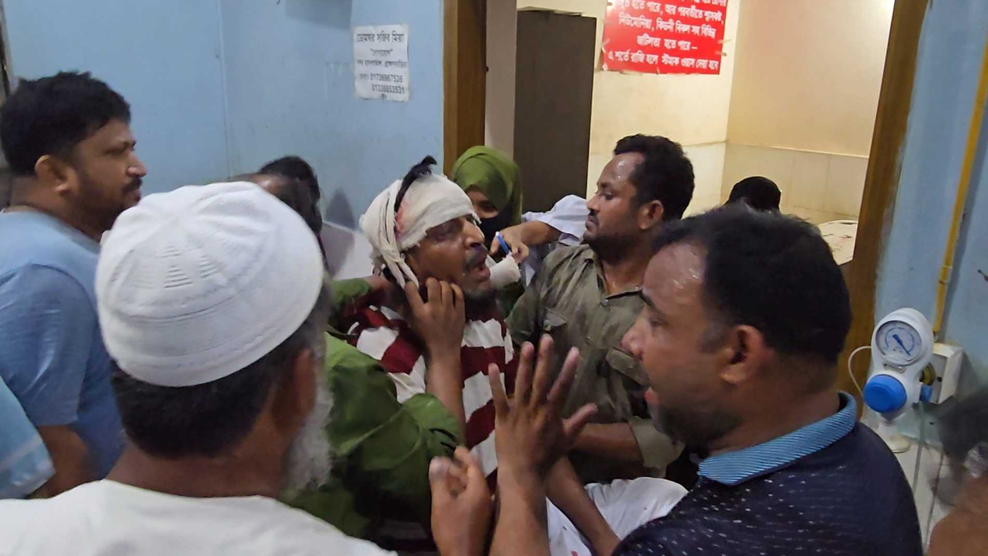 দেয়াল ধসে মৃত্যুর ঘটনায় চলছিল সালিশ, ফের দেয়াল ধসে আহত ৩