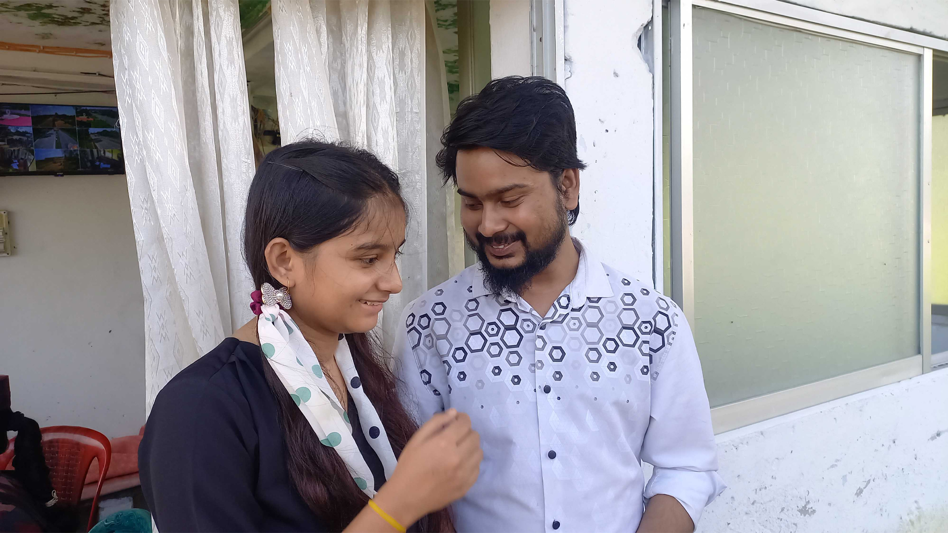 Qiz dosti pornoni yalaydi