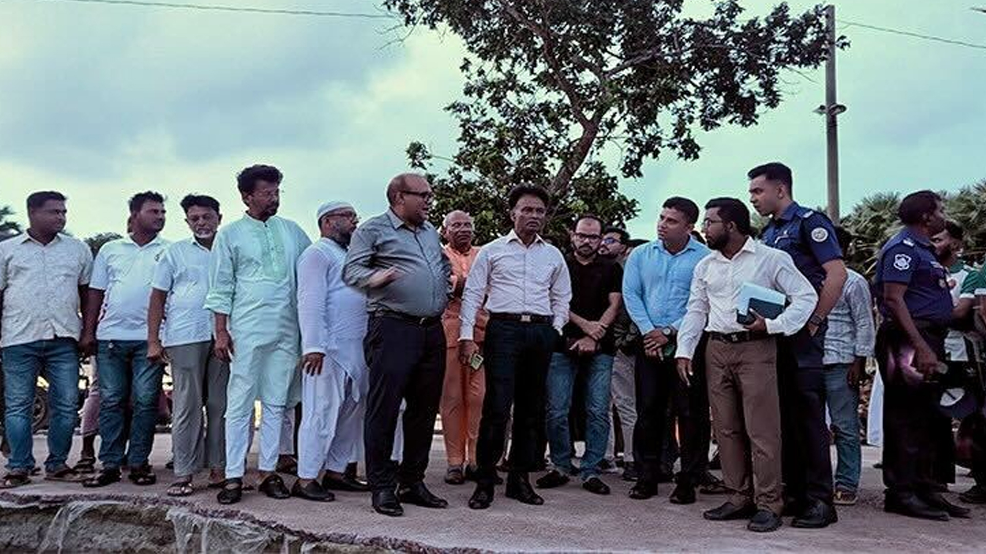 প্রবল ঢেউয়ে ক্ষতিগ্রস্ত কুয়াকাটার মেরিন ড্রাইভ, পরিদর্শনে বিভাগীয় কমিশনার