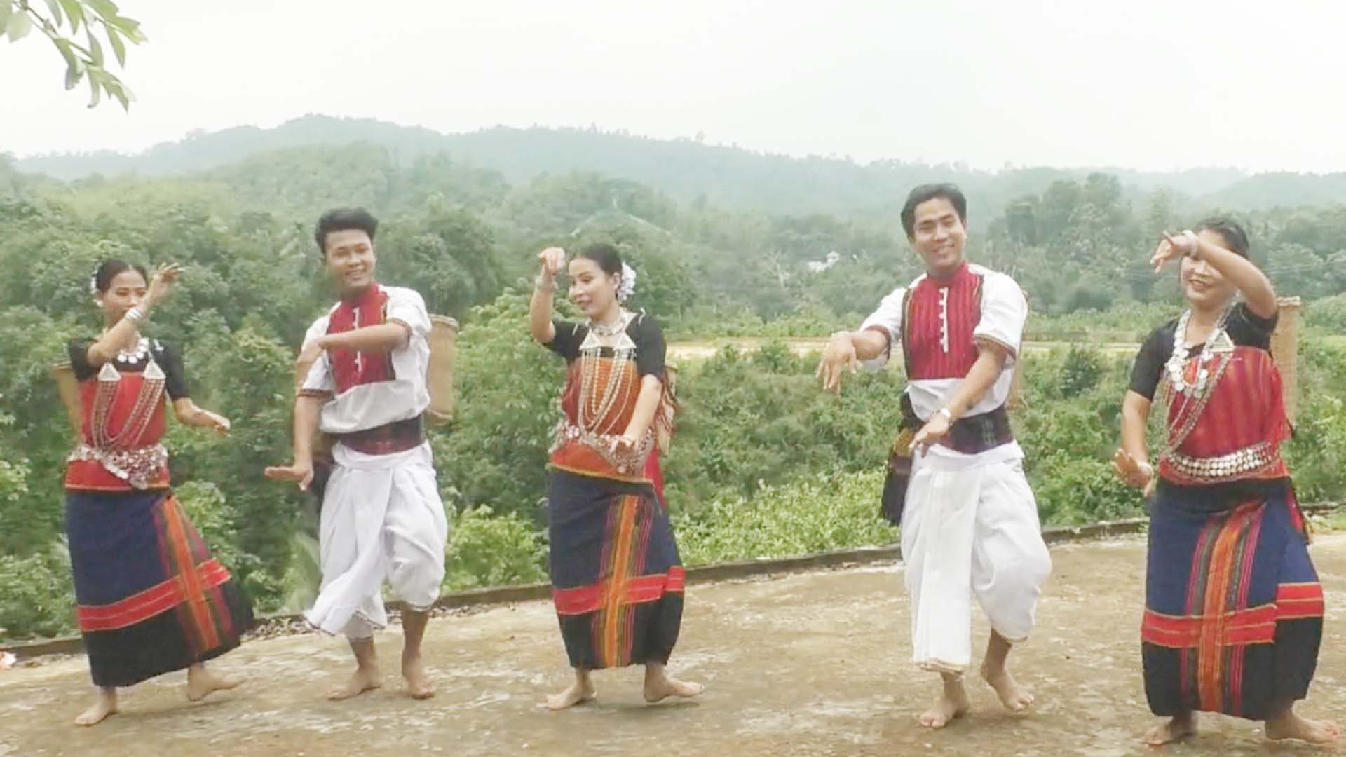 খাগড়াছড়ির পাহাড়ে চাকমারা মেতেছে জুম নৃত্যে। ছবি: সময় সংবাদ