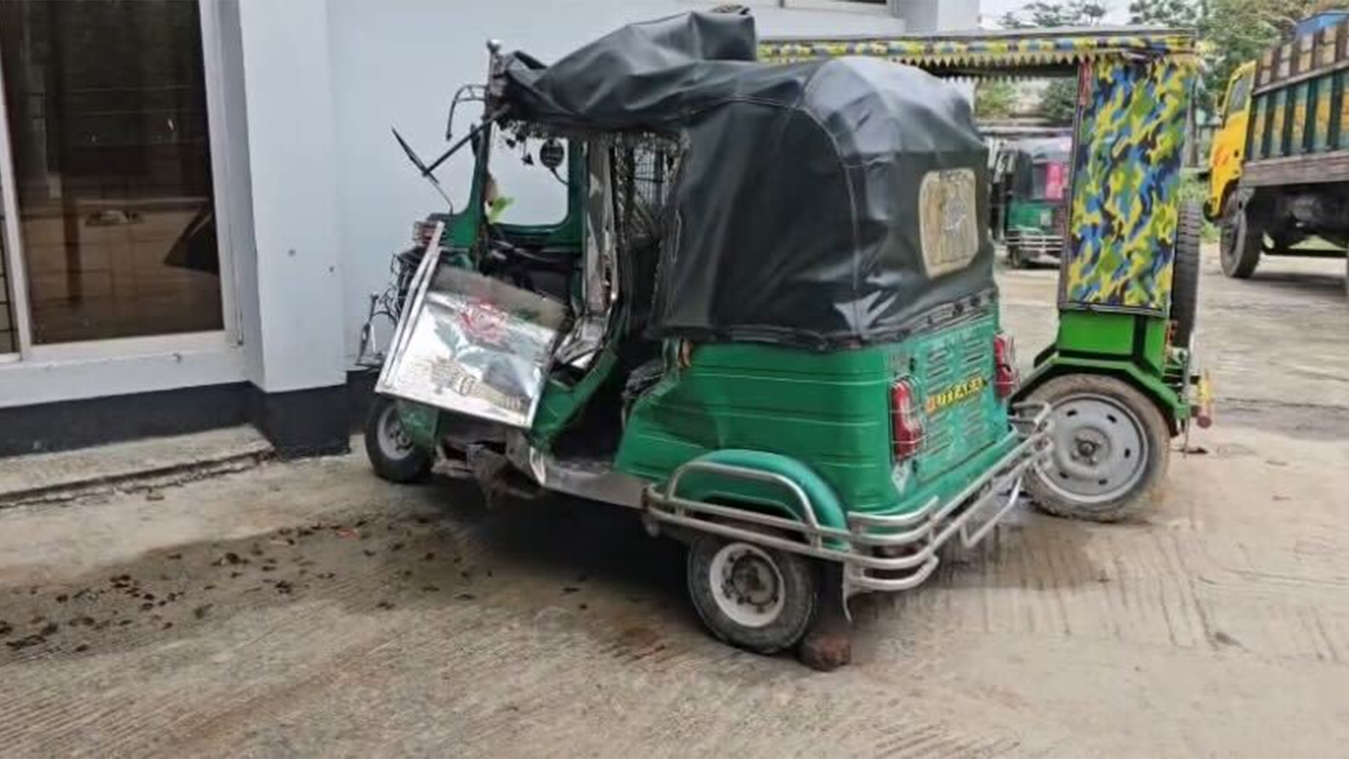 অটোরিকশায় ট্রাকের ধাক্কা, এসএসসি’র ৫ পরীক্ষার্থীসহ আহত ৬