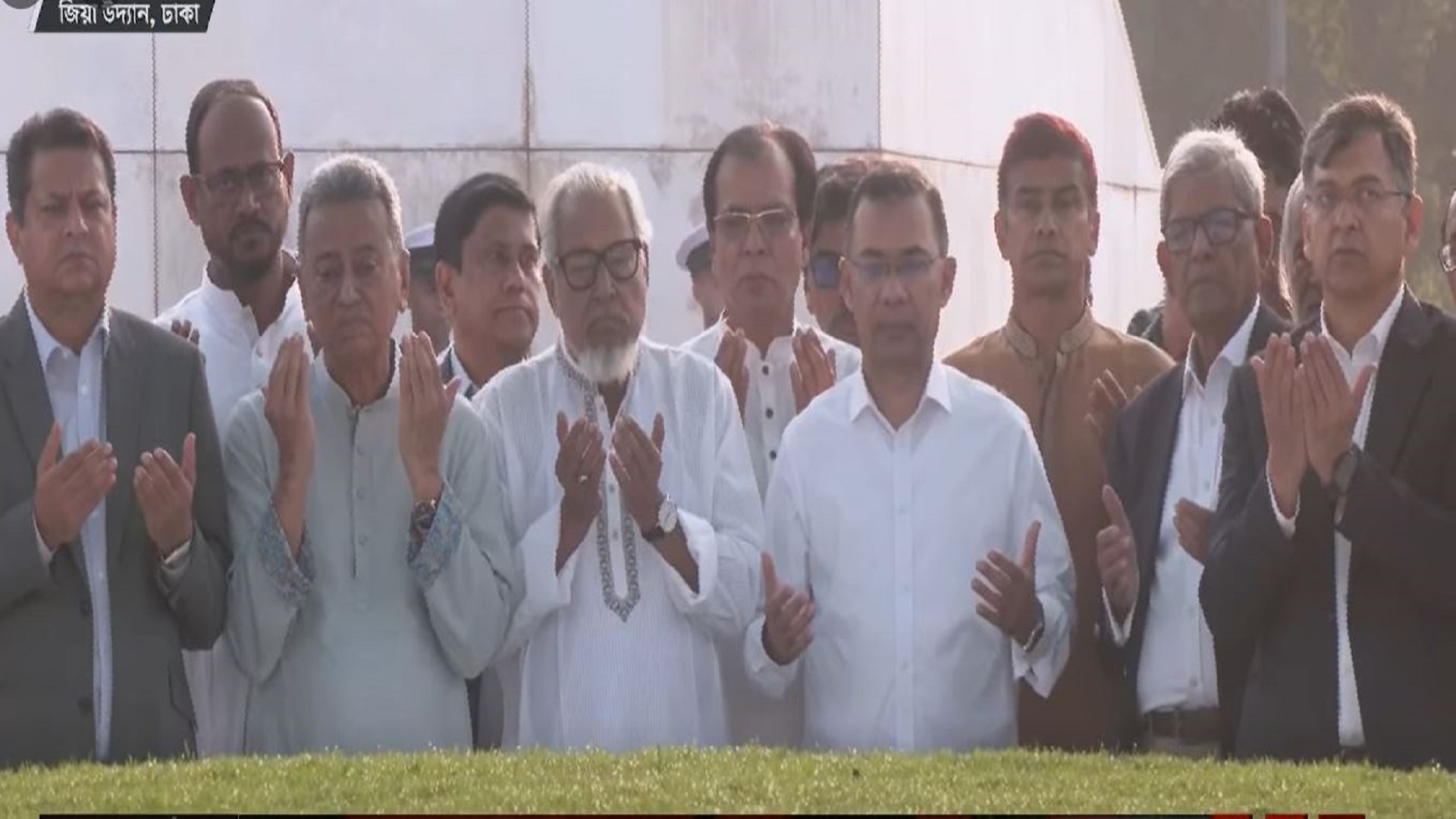 জিয়াউর রহমান ও খালেদা জিয়ার সমাধিতে তারেক রহমানের শ্রদ্ধা