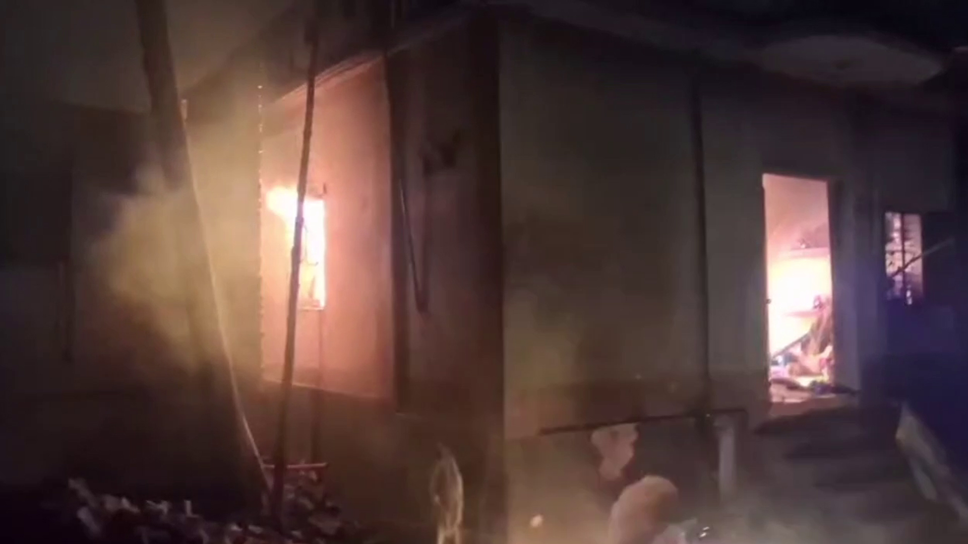 নরসিংদীতে প্রেমিককে কুপিয়ে আহতের জেরে প্রেমিকার বাড়িতে আগুন