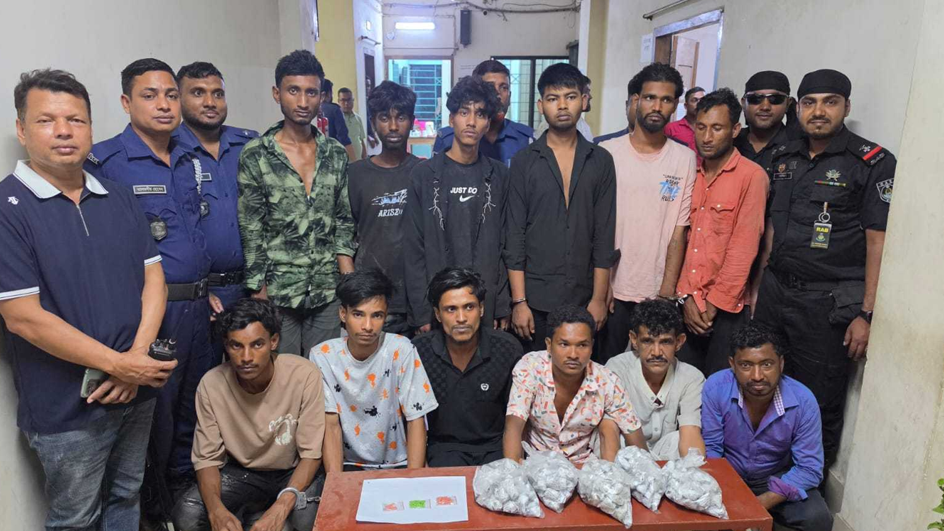 ফতুল্লায় ১২ মাদককারবারি আটক