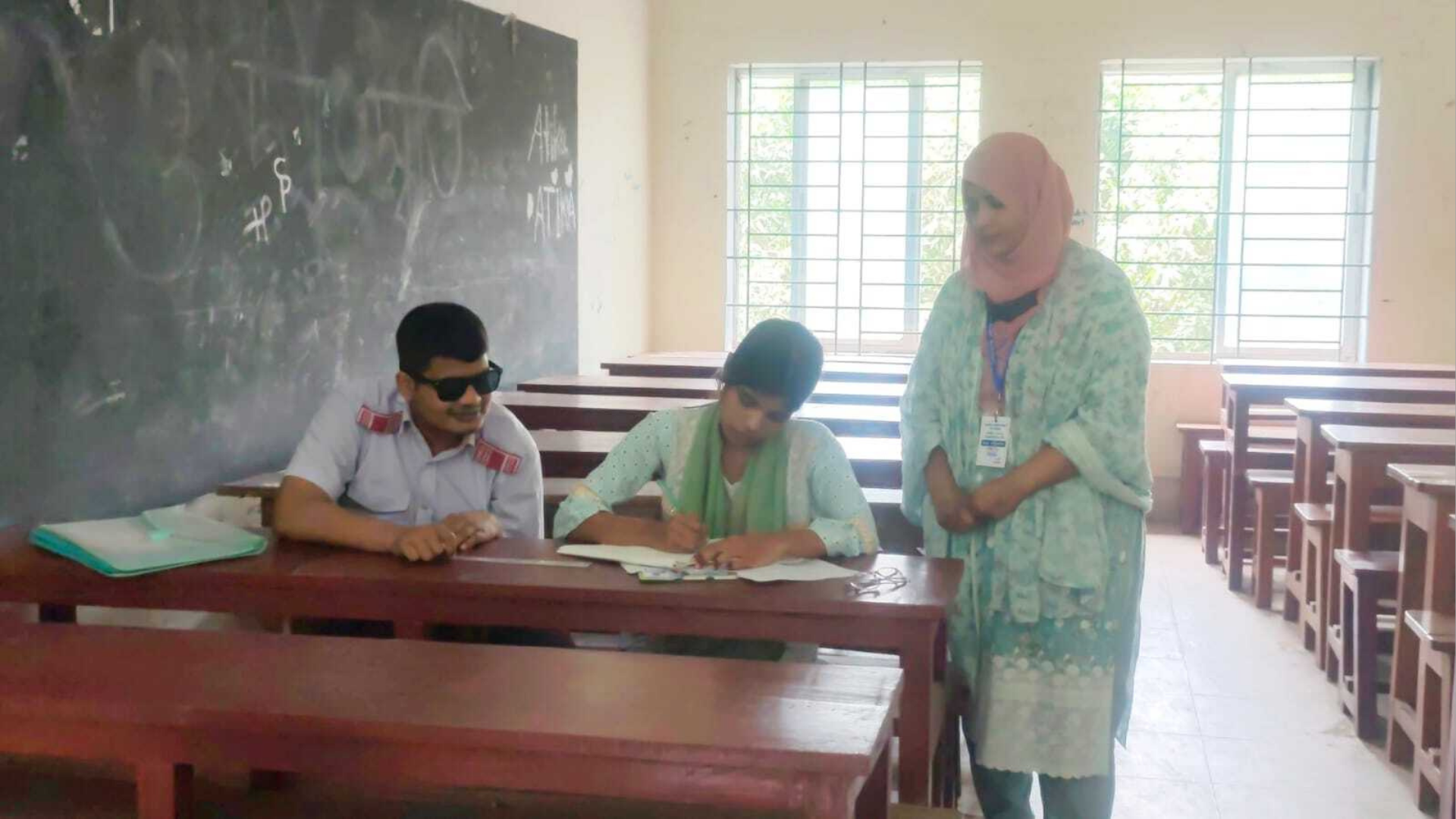 দৃষ্টিপ্রতিবন্ধকতা জয় করে এসএসসি পরীক্ষা দিচ্ছে শরীফ