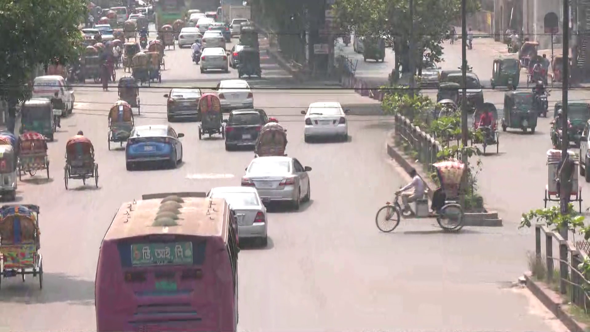 ব্যস্ত ঢাকার সড়কে কমেছে যান চলাচল
