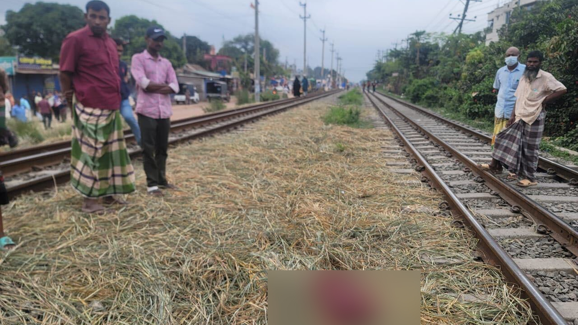 টঙ্গীতে ঘরে ছেলের, রেললাইলে পড়েছিল বাবার মরদেহ