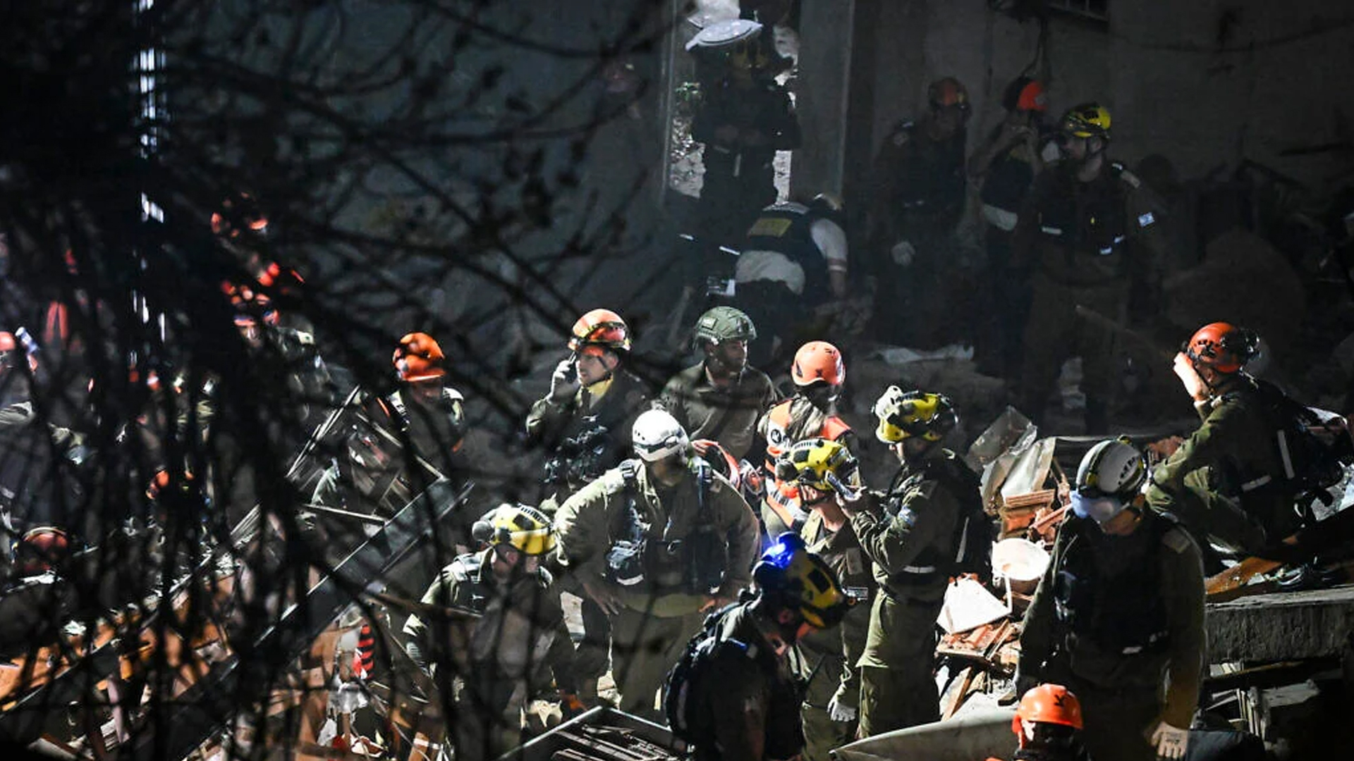 ইরানি ক্ষেপণাস্ত্রের আঘাতে ইসরাইলে ভবন ধ্বংস, রাতভর উদ্ধার অভিযান