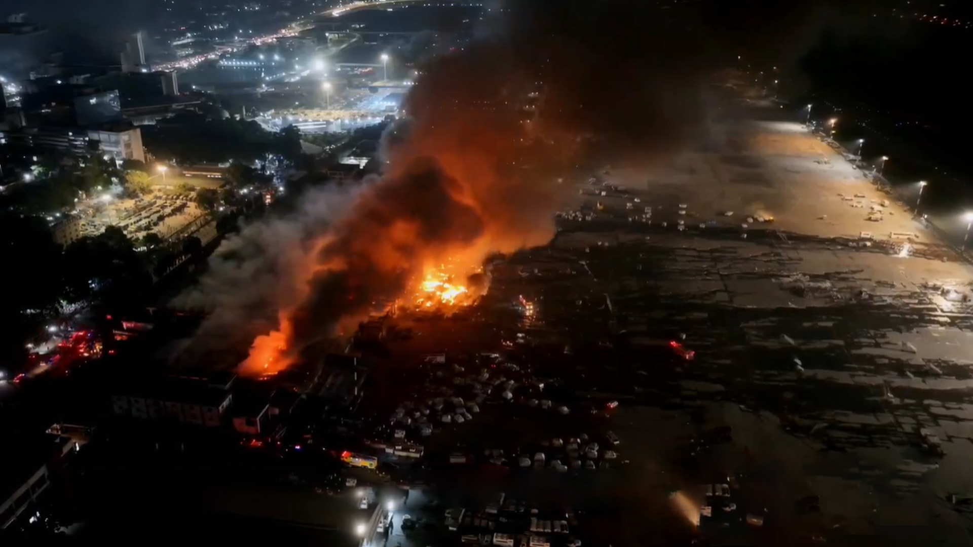 শাহজালালে আগুন: পুড়ে ধসে গেছে কার্গো সেকশনের ছাউনি