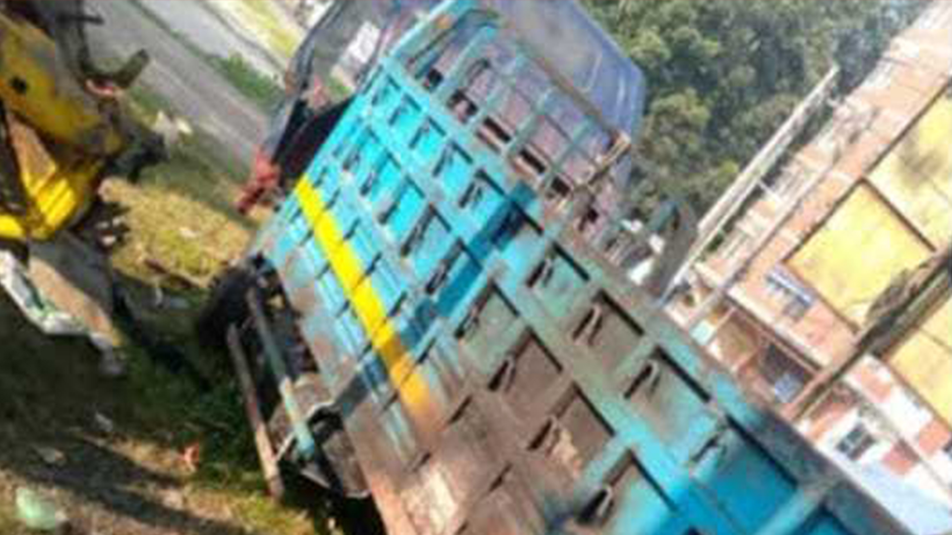 বরিশালে থেমে থাকা ট্রাকে দুর্বৃত্তদের আগুন