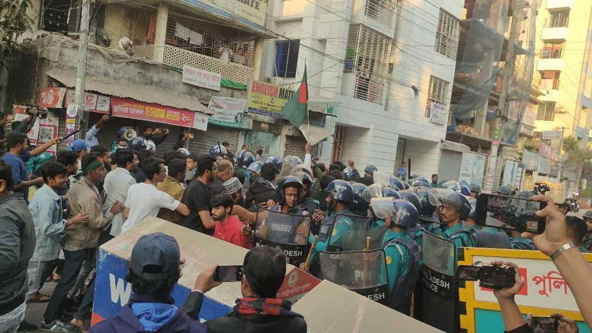 মার্চ টু ভারতীয় দূতাবাস: খুলনায় পুলিশের ব্যারিকেড ভাঙল ছাত্রজনতা - Bangla24.Top