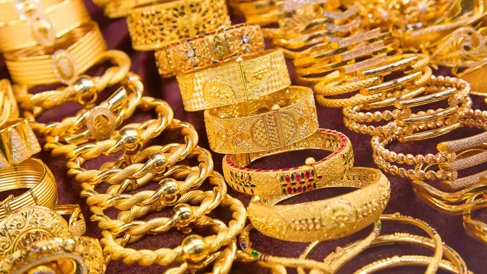 দেশের বাজারে রেকর্ড দামে বিক্রি হচ্ছে স্বর্ণ, ভরি কত?