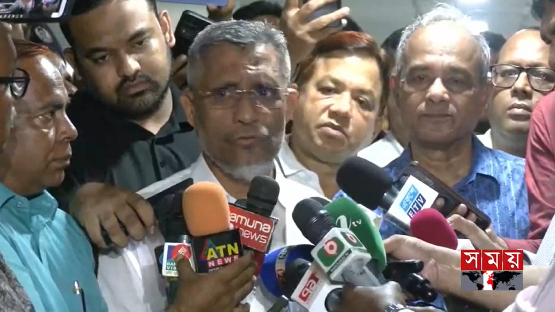 সাংবাদিকদের সঙ্গে কথা বলছেন সাবেক স্বরাষ্ট্র প্রতিমন্ত্রী বাবর। ছবি: ভিডিও থেকে নেয়া