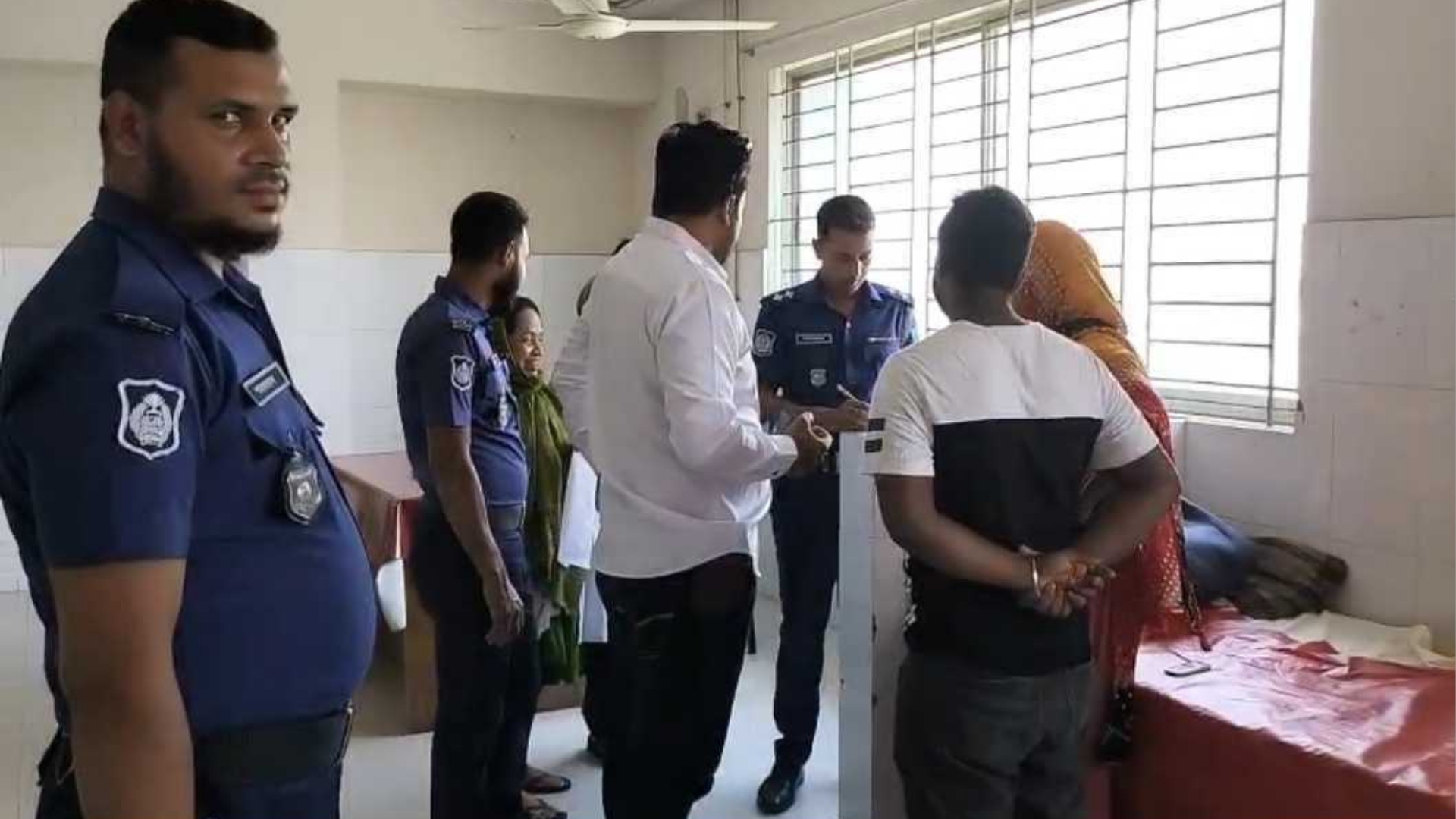 বাঁচানো গেল না পলিথিনে মোড়ানো অবস্থায় উদ্ধার নবজাতককে