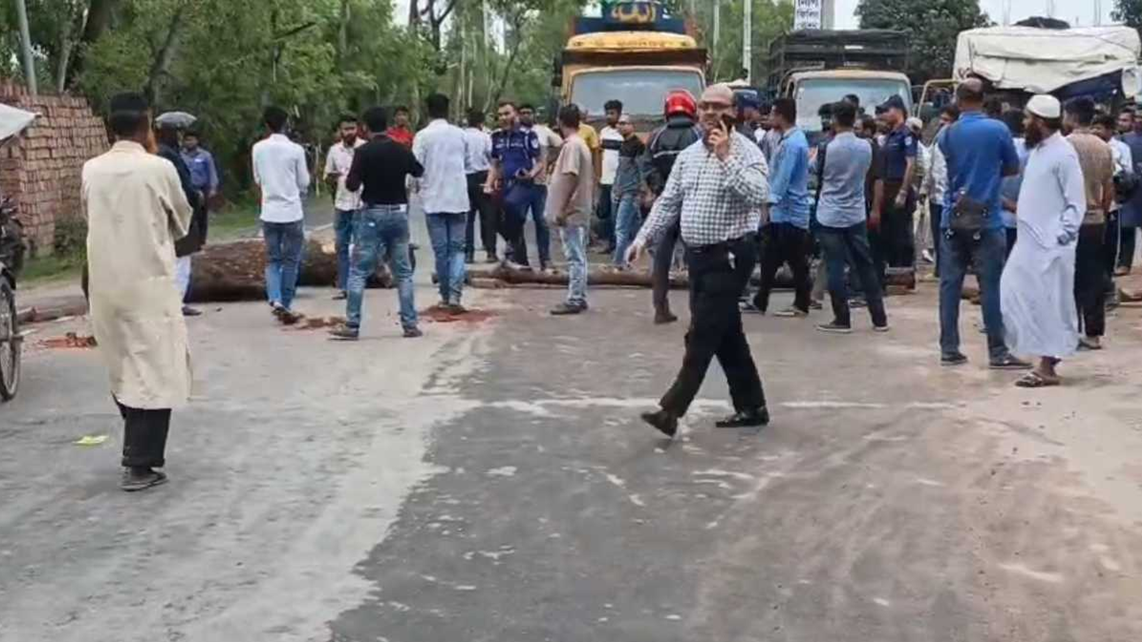 গোপালগঞ্জে তেল না পেয়ে ঢাকা-খুলনা মহাসড়ক অবরোধ