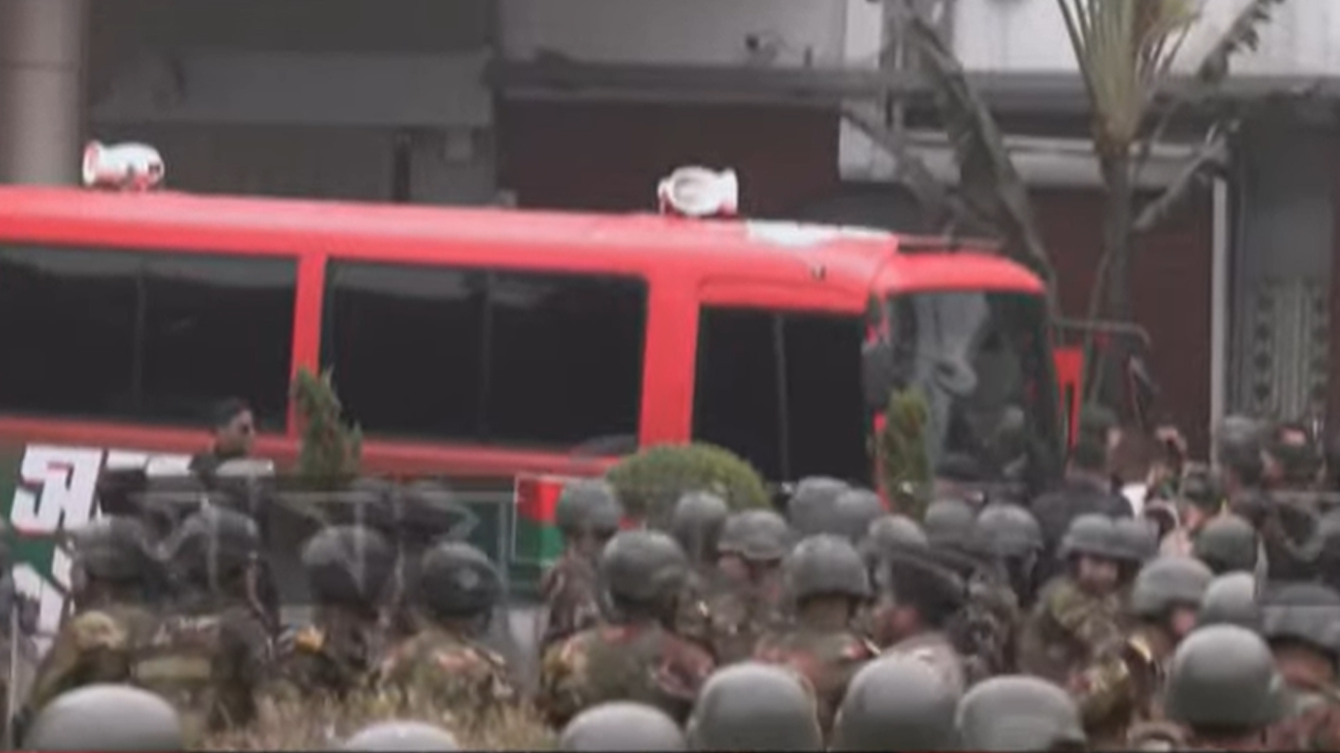 বাসে উঠে সমাবেশস্থলে যাচ্ছেন তারেক রহমান