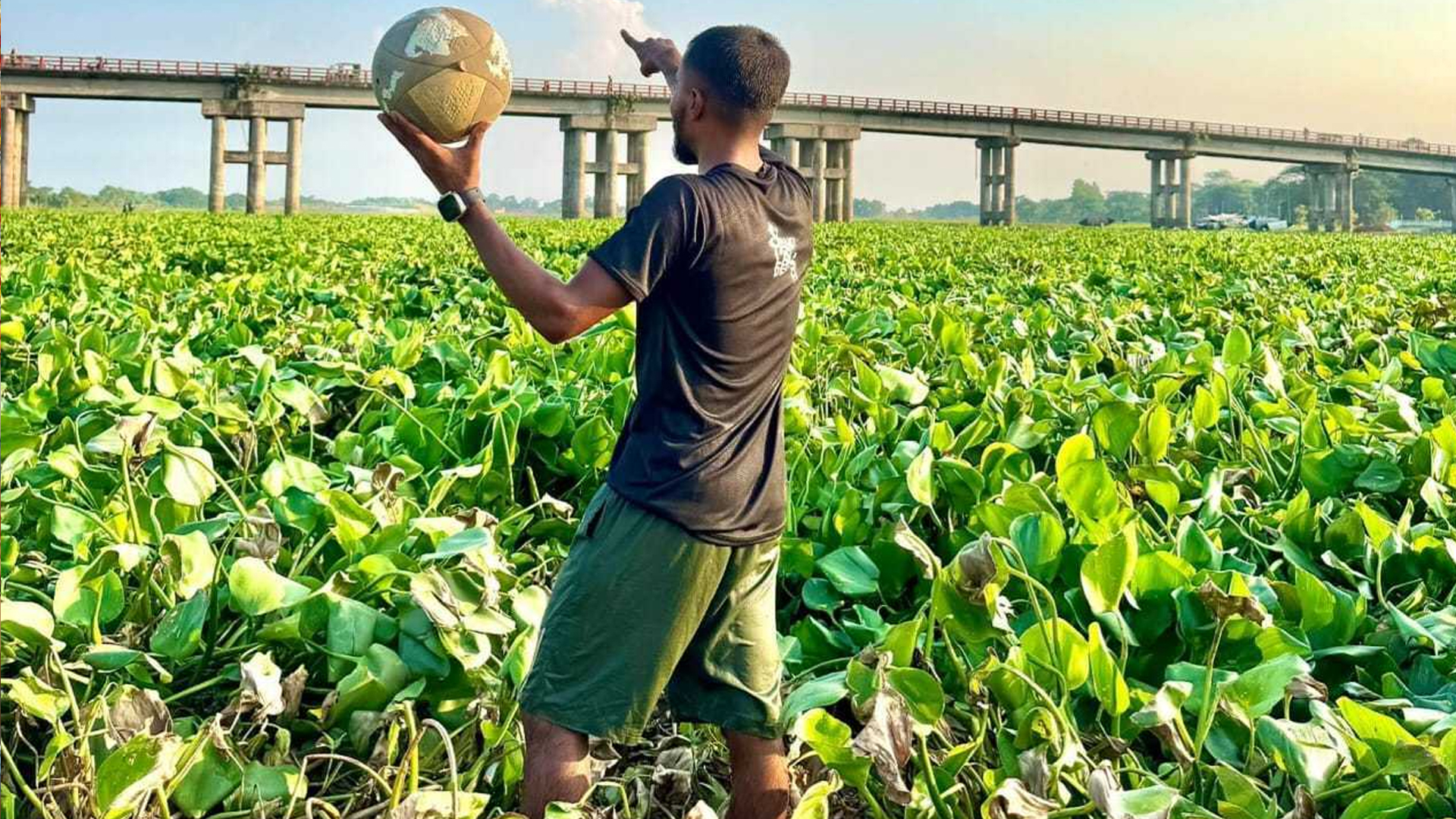 কচুরিপানার দখলে খরস্রোতা ধনাগোদা, নদীর বুকে এখন ফুটবল মাঠ!