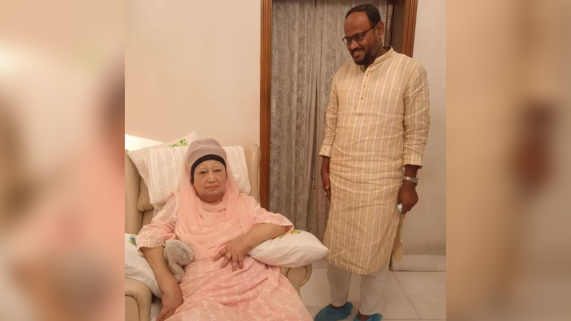 খালেদা জিয়াকে জাতীয় বিপ্লব ও সংহতি দিবসের আমন্ত্রণপত্র পৌঁছে দিলেন টুকু