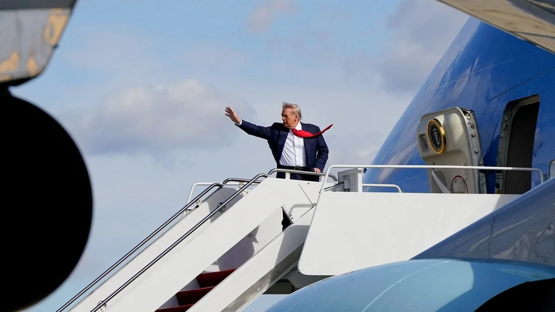 এয়ার ফোর্স ওয়ান বিমান ঘাঁটিতে রহস্যময় প্যাকেট, খুলতেই অজ্ঞান সাত কর্মী