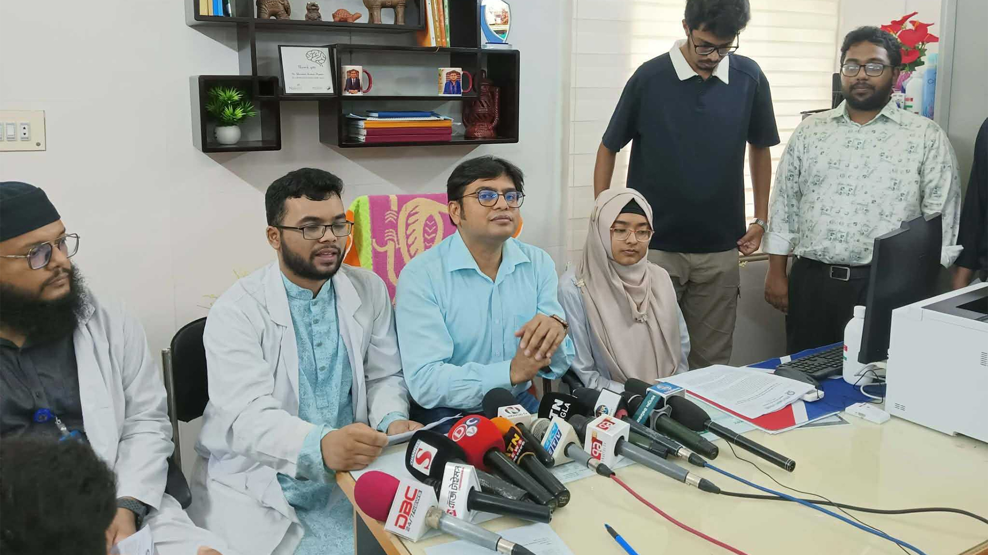 আশ্বাস পেয়ে কাজে ফিরলেন রামেক হাসপাতালের ইন্টার্ন চিকিৎসকরা