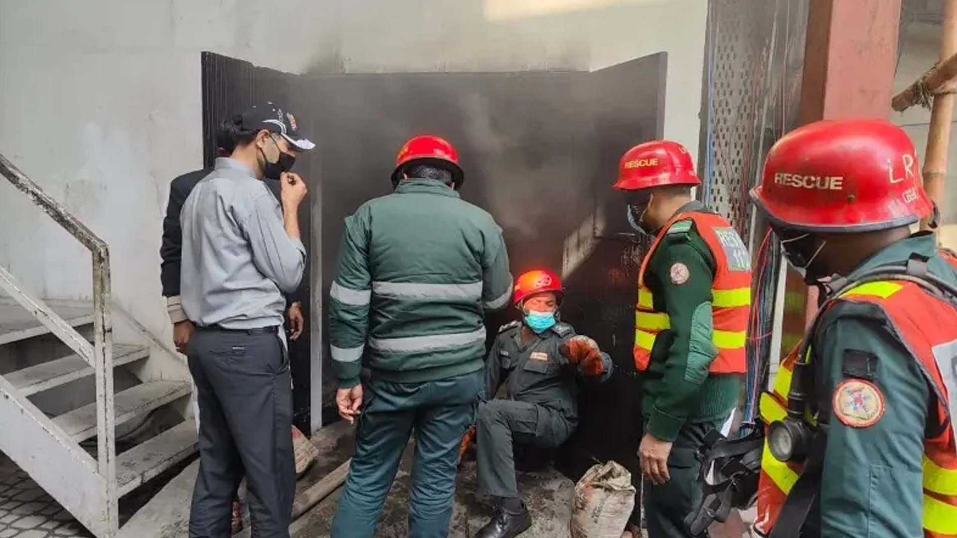 হোটেলের বেজমেন্টে আগুন, প্রাণ গেল ৩ জনের