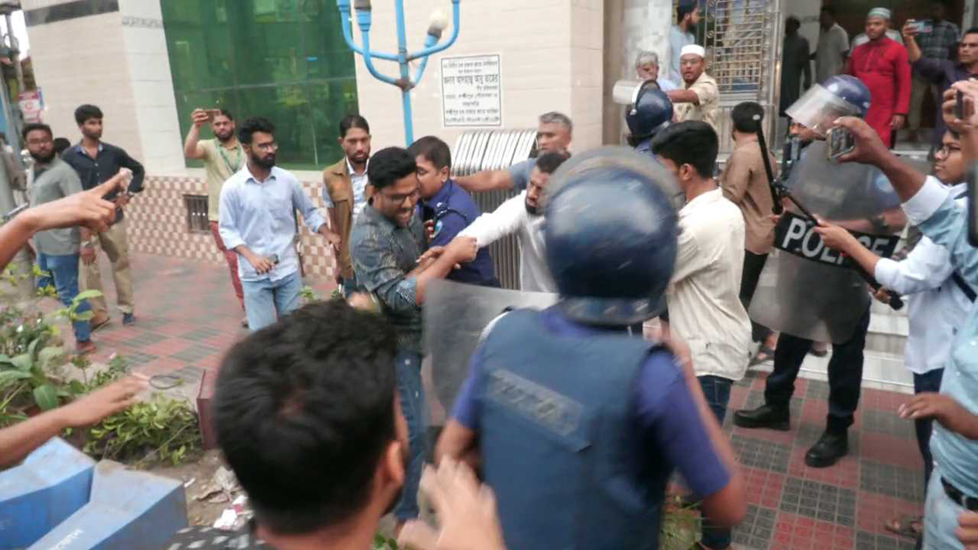 লক্ষ্মীপুরে পুলিশ-বৈষম্যবিরোধী ছাত্রদের হাতাহাতি, ওসিসহ আহত ১০