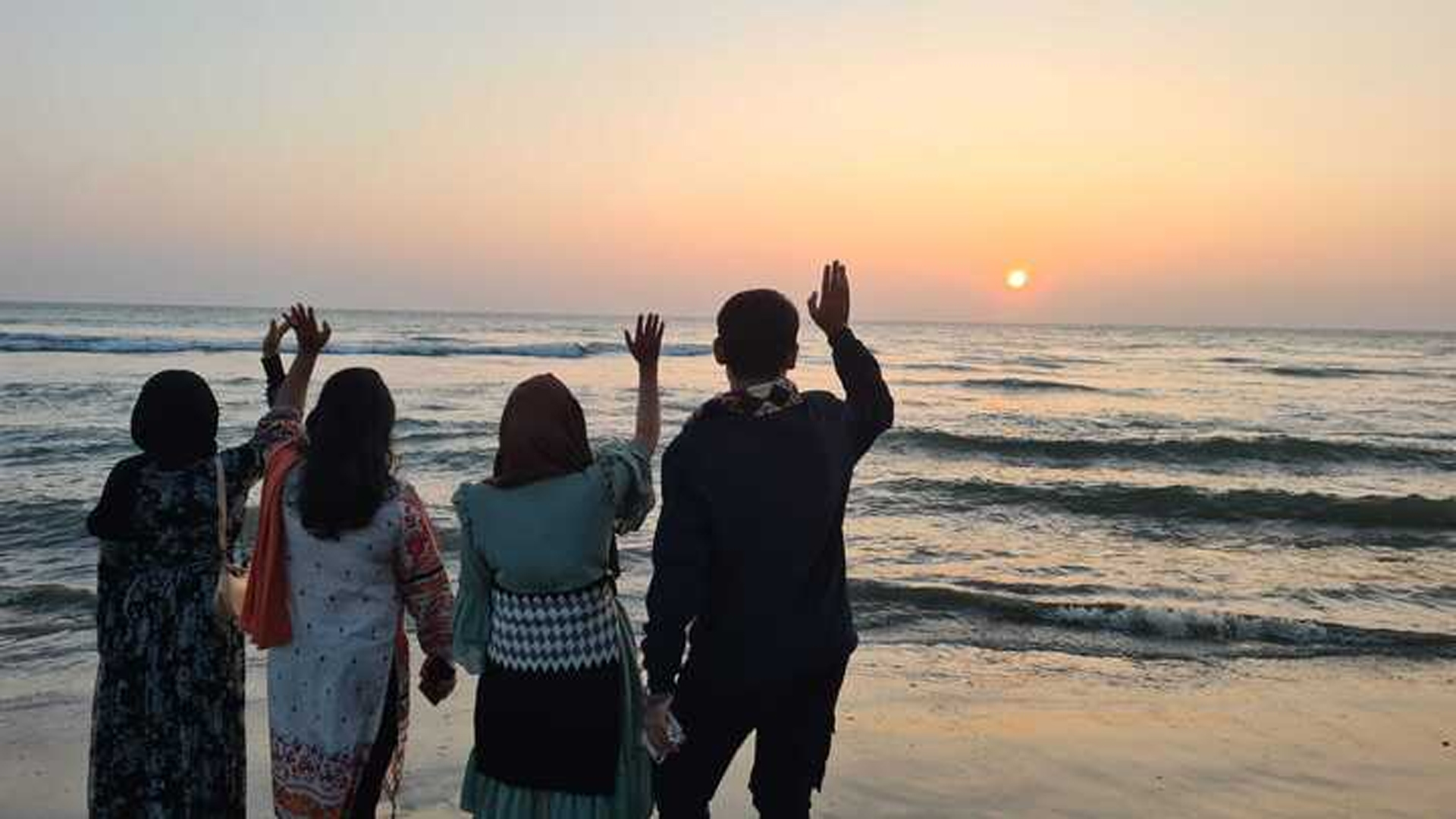 সাগরতীরে ২০২৫ সালের শেষ আলো ছড়াল সূর্য