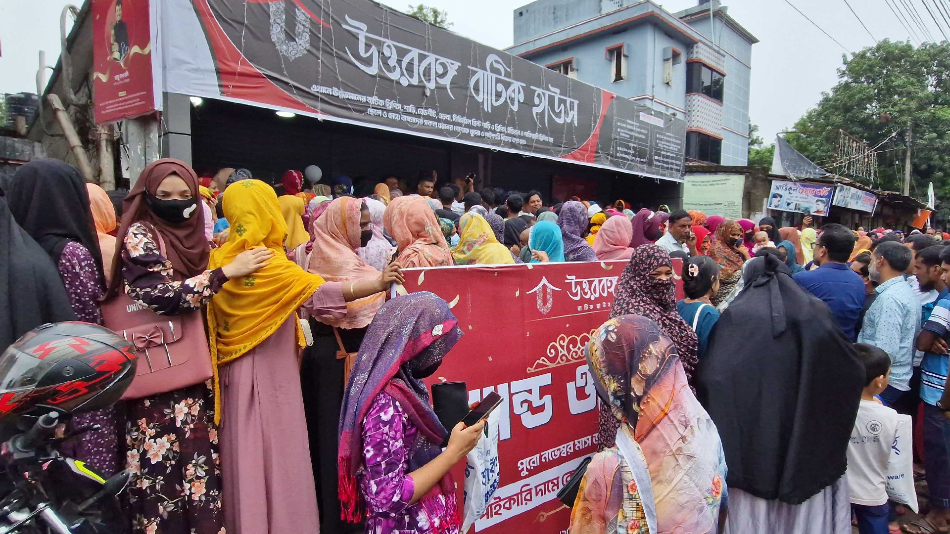 হাজার টাকায় ৪ থ্রি-পিস দেয়ার প্রলোভন, টিকটকারদের ভিড়ে প্রতারণা