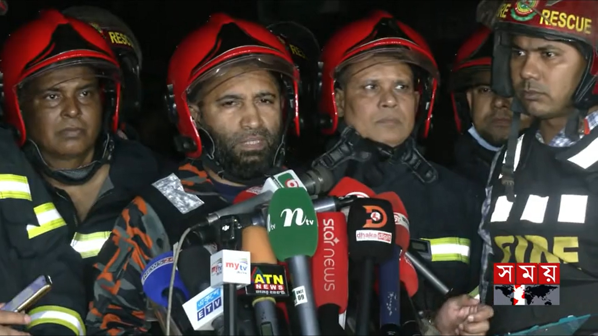 কারওয়ান বাজারের বাণিজ্যিক ভবনের আগুন নিয়ন্ত্রণে