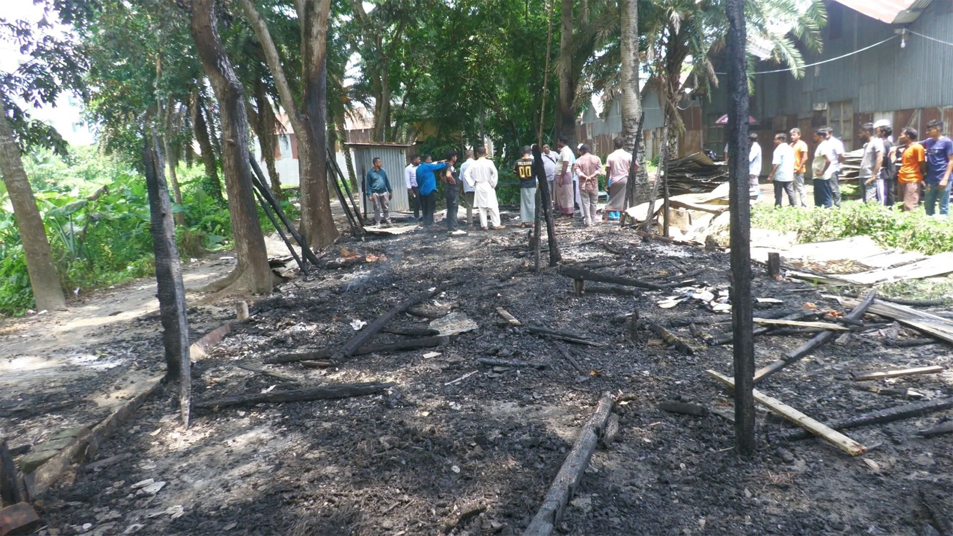 মাদক সেবনে বাধা দেওয়ায় পাটের গোডাউন অফিসে আগুন