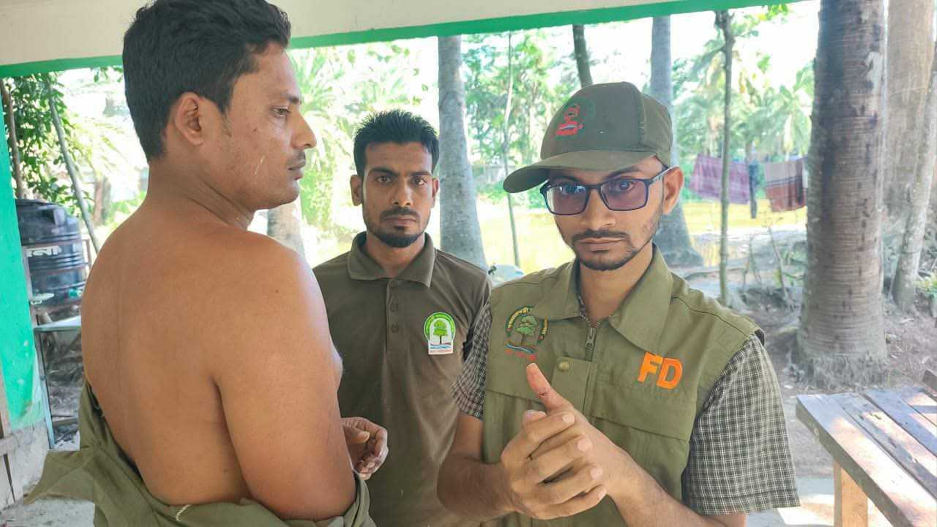 শরণখোলায় বনরক্ষীদের কুপিয়ে হরিণ শিকারিকে ছিনিয়ে নিলো দুর্বৃত্তরা