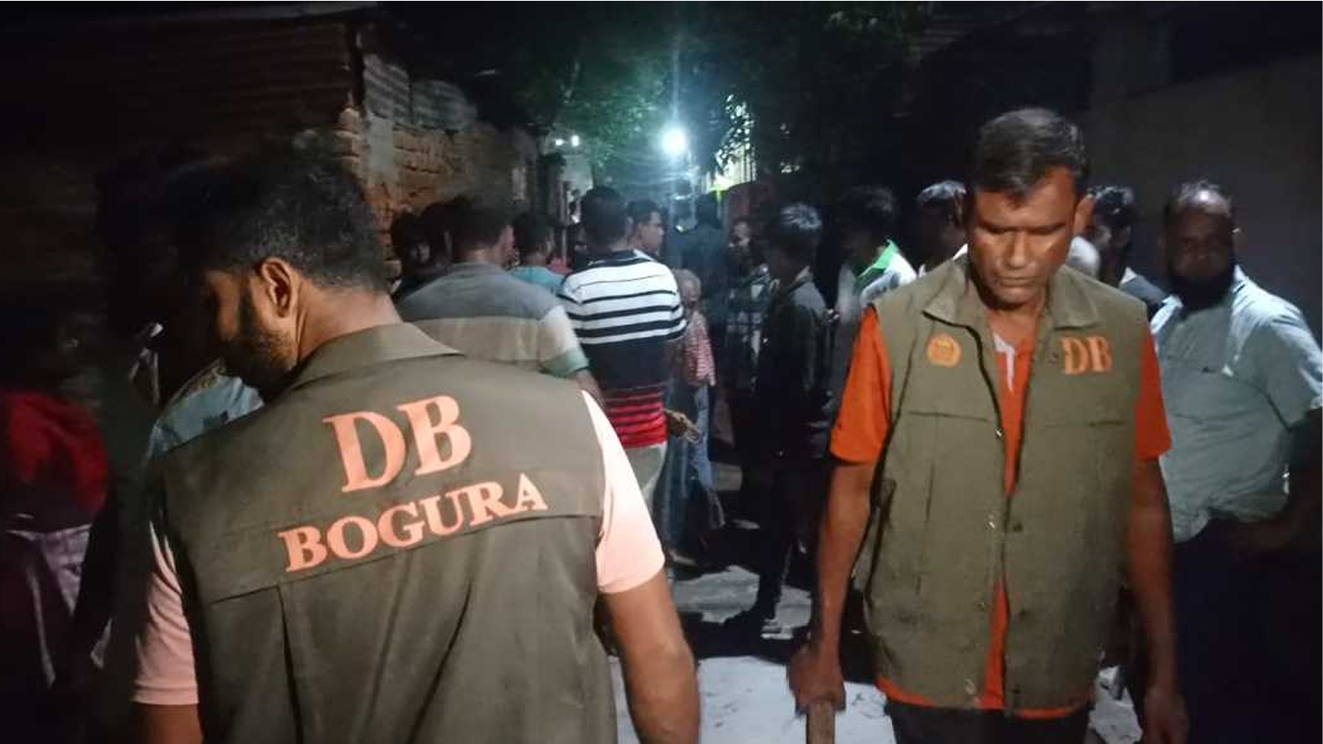 মব তৈরি করে দুই পুলিশ সদস্যকে মাদক ব্যবসায়ীদের হেনস্তা