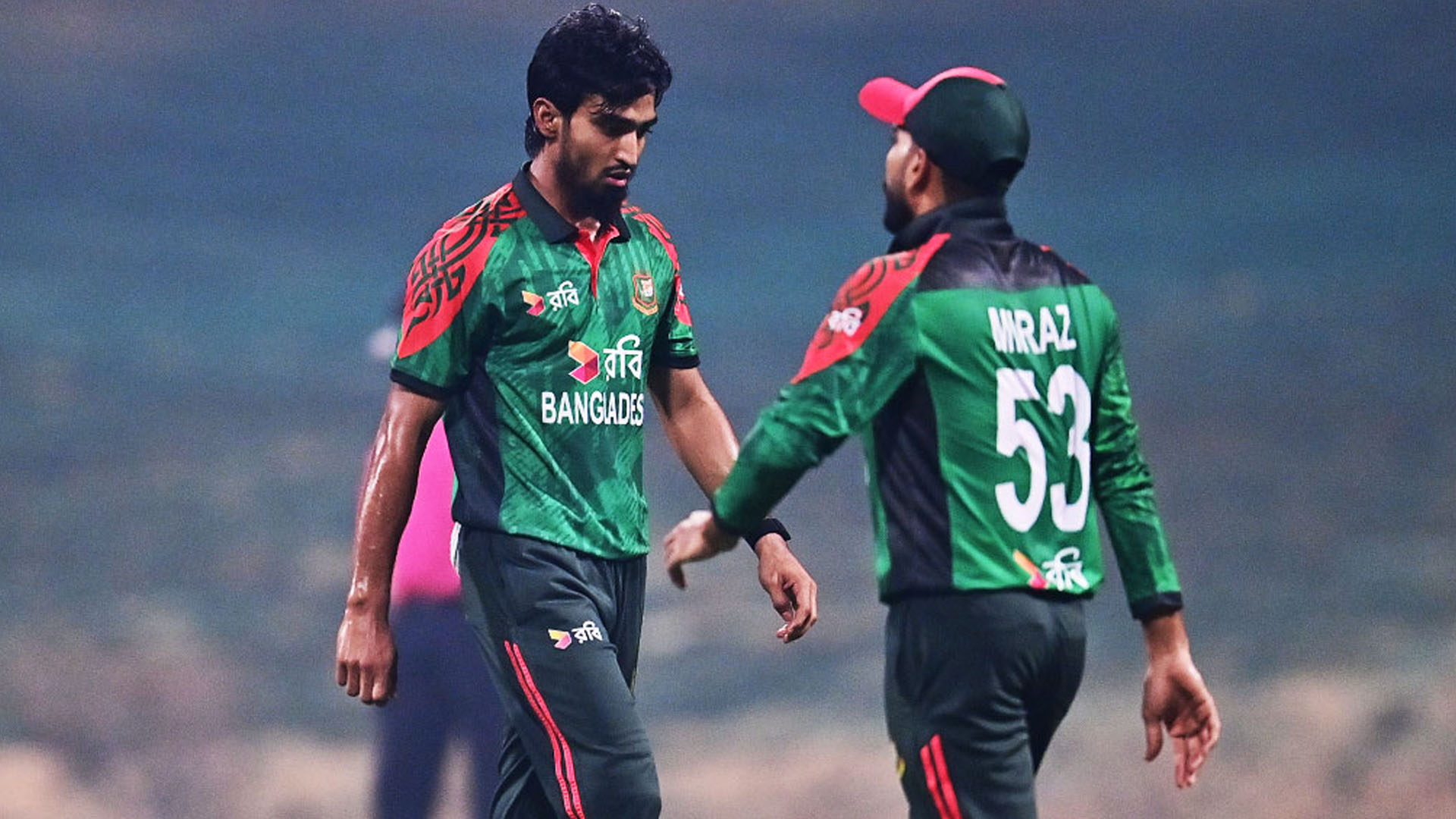 সিরিজ বাঁচানোর মিশনে তাসকিনকে বসিয়ে ফিল্ডিংয়ে বাংলাদেশ